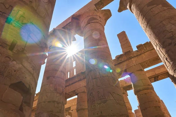 エジプトのルクソールにあるカルナック神殿の一部 太陽の光を背景にした柱の眺め — ストック写真