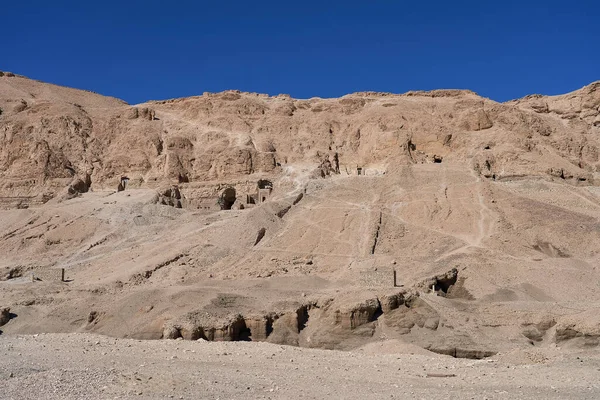 Mısır 'ın tarihi yeri Luxor' daki Hatshepsut Tapınağı yakınlarındaki kazılar