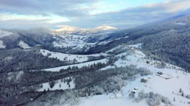 Dağlarda güneşin doğuşuyla güzel kış manzarası