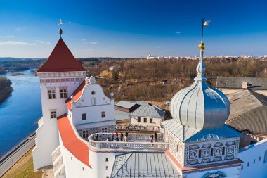 Grodno, Belarus - 10 Mart 2022 - Neman Nehri yakınlarındaki eski şatonun bir kısmını restore etti
