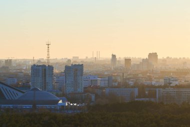 Minsk, Belarus - 22 Mart 2022 - TV kulesine bakan gün batımında Minsk