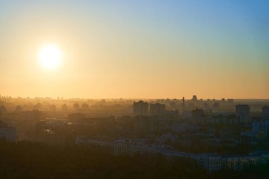 Minsk, Belarus - 22 Mart 2022 - Güneş Minsk şehrinin merkezinde parlıyor