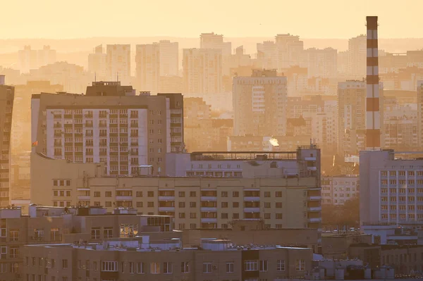 Minsk, Belarus - 22 Mart 2022 - Minsk 'te şehir manzarası. Büyük aileler için yeni binalar