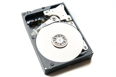 Açık kapaklı beyaz bir arkaplan üzerinde verisi olan bilgisayar sabit diski