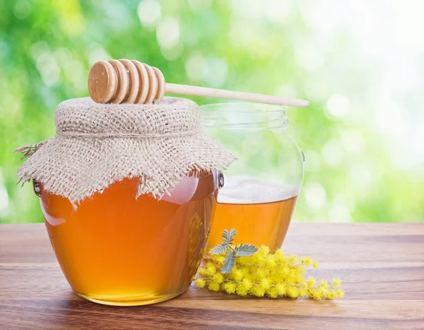 Miel dans des pots en verre — Photo