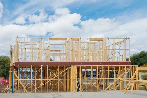 Nova casa de construção enquadramento — Fotografia de Stock