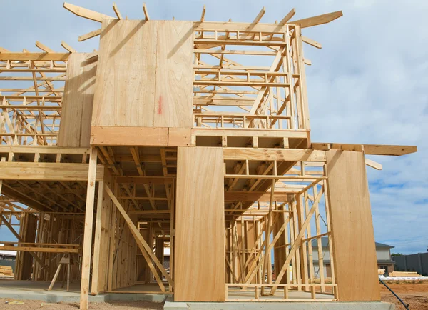 Nova casa de construção enquadramento. — Fotografia de Stock