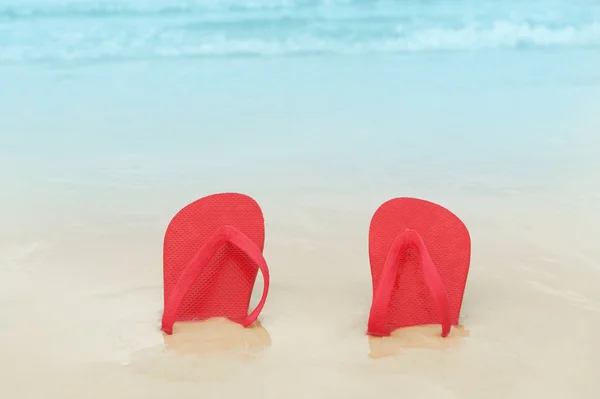 Rote Flip Flops am Strand — Stockfoto