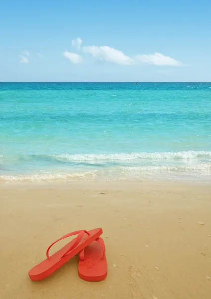 Red flip flops on the beach — Stock Photo, Image