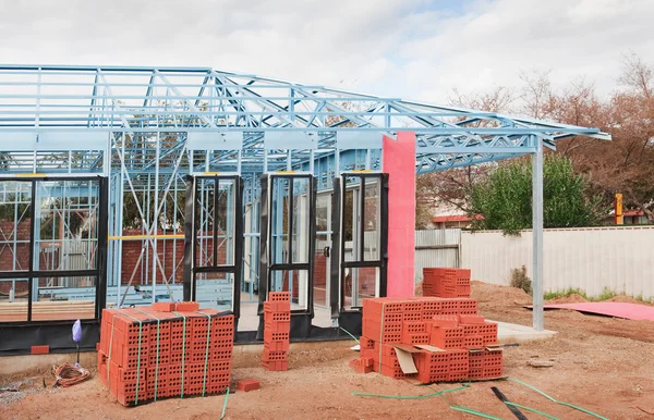 Nova casa de construção enquadramento. — Fotografia de Stock