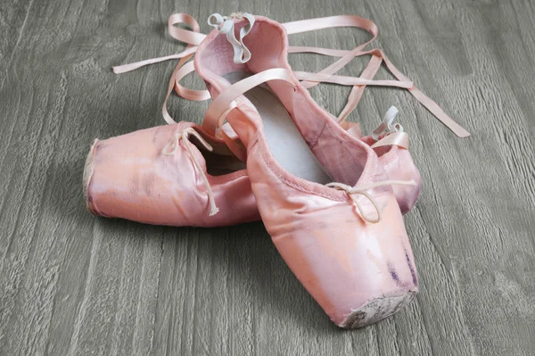 Staré růžové baletní střevíčky — Stock fotografie