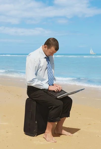 Biznesmen na plaży — Zdjęcie stockowe