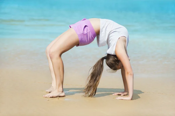 Frau am Strand — Stockfoto