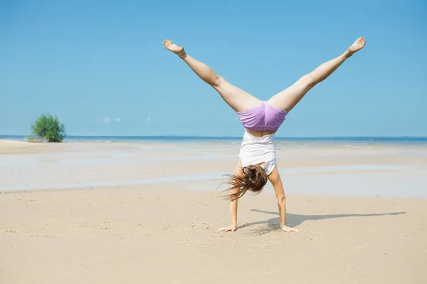 Frau am Strand — Stockfoto