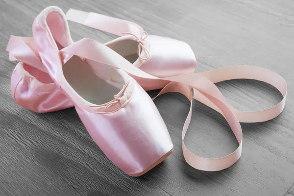 Nové růžové balet pointe boty — Stock fotografie