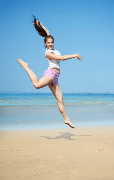 Mujer joven en la playa —  Fotos de Stock