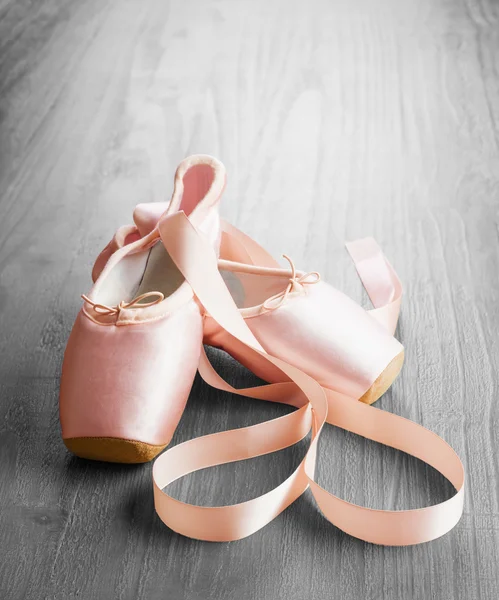 Neue rosa Ballett-Spitzenschuhe — Stockfoto