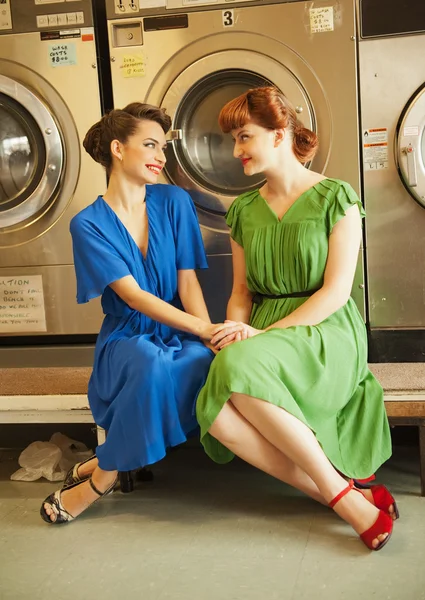 Siostry w pralni — Stok fotoğraf