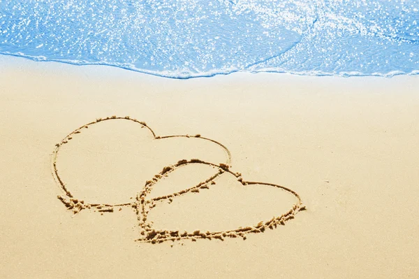 Herzen im Sand — Stockfoto