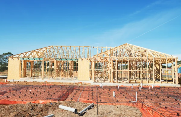 Nova casa de construção enquadramento. — Fotografia de Stock