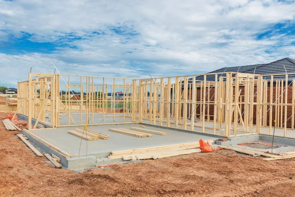 Nova casa de construção enquadramento. — Fotografia de Stock