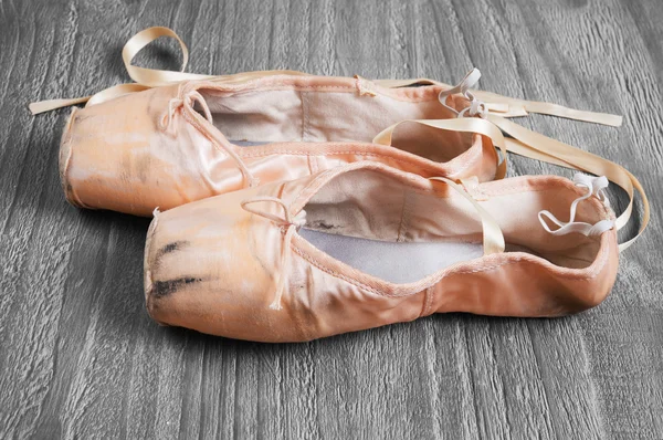 Alte gebrauchte Ballett-Spitzenschuhe — Stockfoto