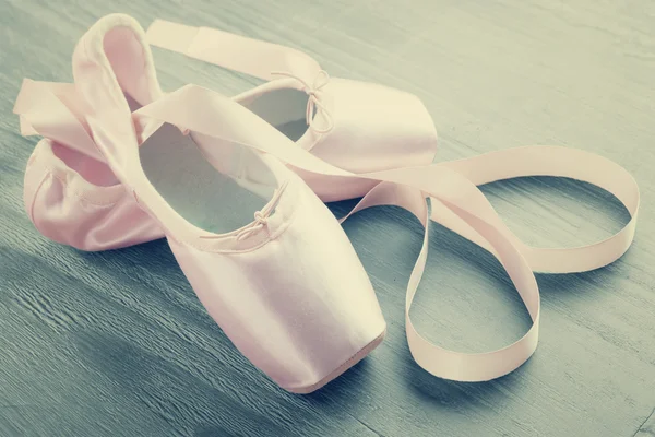 Neue rosa Ballett-Spitzenschuhe — Stockfoto