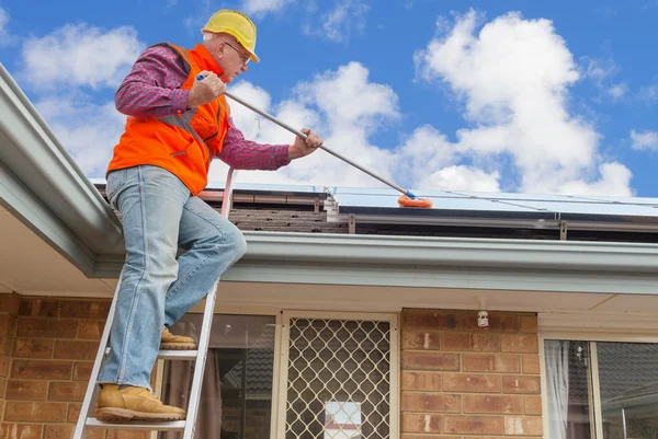 Trabalhadores e painéis solares — Fotografia de Stock