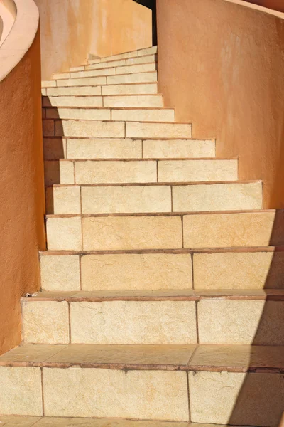 Винтовая бежевая каменная лестница — стоковое фото