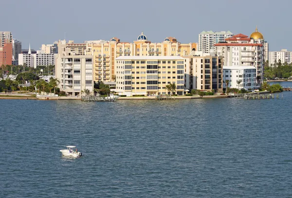 Teilweise Skyline von Sarasota, Florida, vom Wasser aus gesehen — Stockfoto