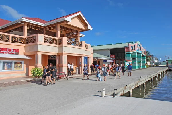 Navire de croisière passagers faisant du shopping à Belize City — Photo