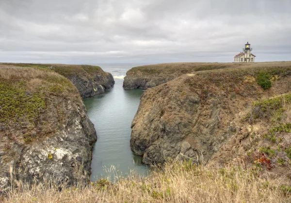 Faro de Point Cabrillo y costa rocosa en un día nublado — Foto de Stock