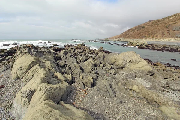 Skalnatá pláž a mraky na ztracené pobřeží Kalifornie — Stock fotografie