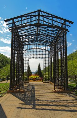 maggie girişinde metal pergola daley park şehir c