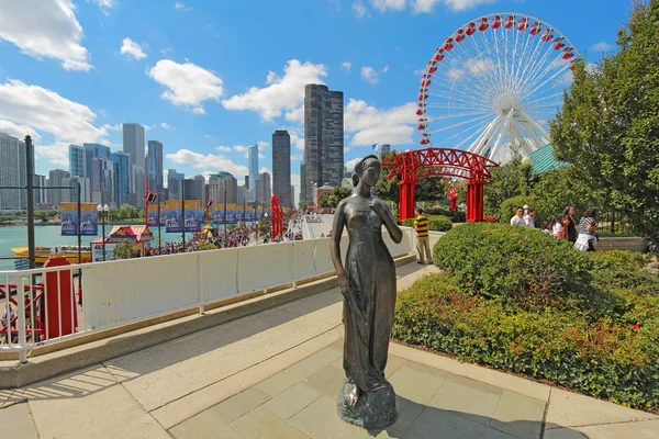 Estátua, roda gigante e paisagem urbana no Navy Pier em Chicago, Illi — Fotografia de Stock