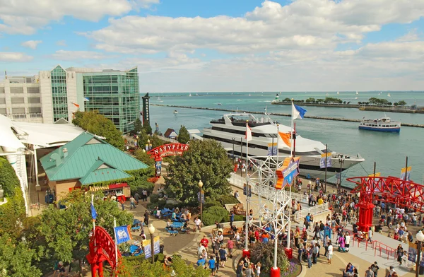 Turistas e barcos em Navy Pier em Chicago, Illinois — Fotografia de Stock