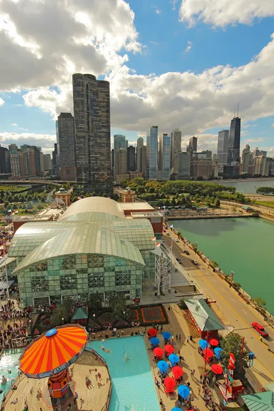 Vista aérea de Navy Pier y el horizonte de Chicago, Illinois — Foto de Stock