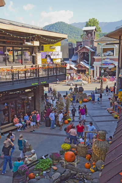 Tourists at Moonshine Holler in downtown Gatlinburg, Tennessee — Stockfoto