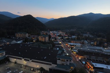 ana yol boyunca gatlinburg, tennessee hava gece görünümü