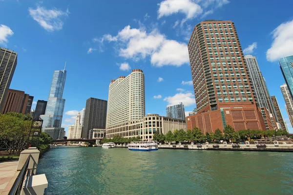 Panorama Chicaga, illinois podél řeky chicago — Stock fotografie