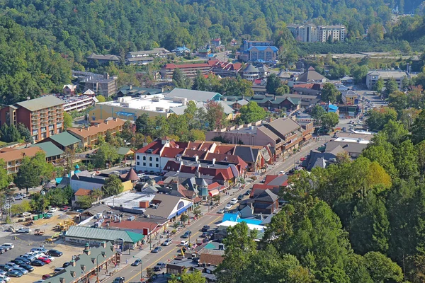 Vista aérea da estrada principal através de Gatlinburg, Tennessee — Fotografia de Stock