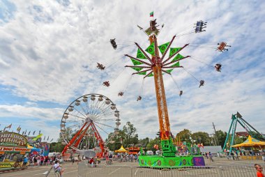 Indiana Eyalet fuarında midway üzerine sürmek