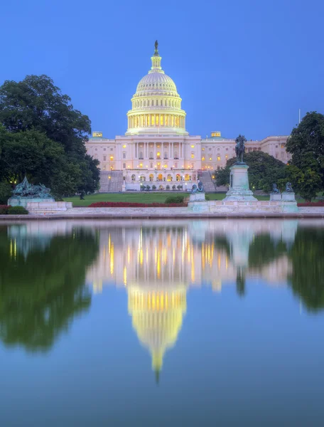 Atrás del edificio del Capitolio de los Estados Unidos y piscina reflectante — Foto de Stock