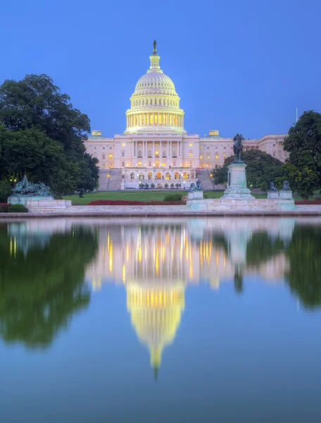 Achterkant van het Capitool gebouw en reflecterende zwembad — Stockfoto