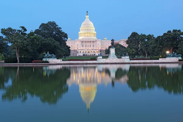 Atrás del edificio del Capitolio de los Estados Unidos y piscina reflectante — Foto de Stock
