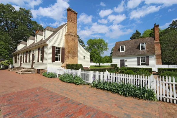 Dois edifícios na Duke of Gloucester Street em Colonial Williamsb — Fotografia de Stock