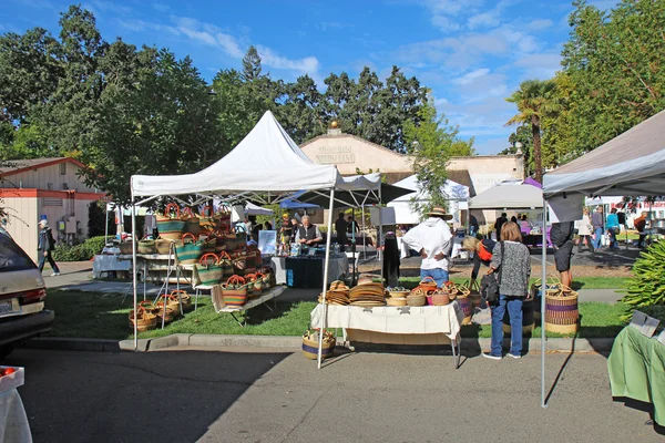 Acquirenti e venditori al mercato agricolo di Calistoga, Californi — Foto Stock