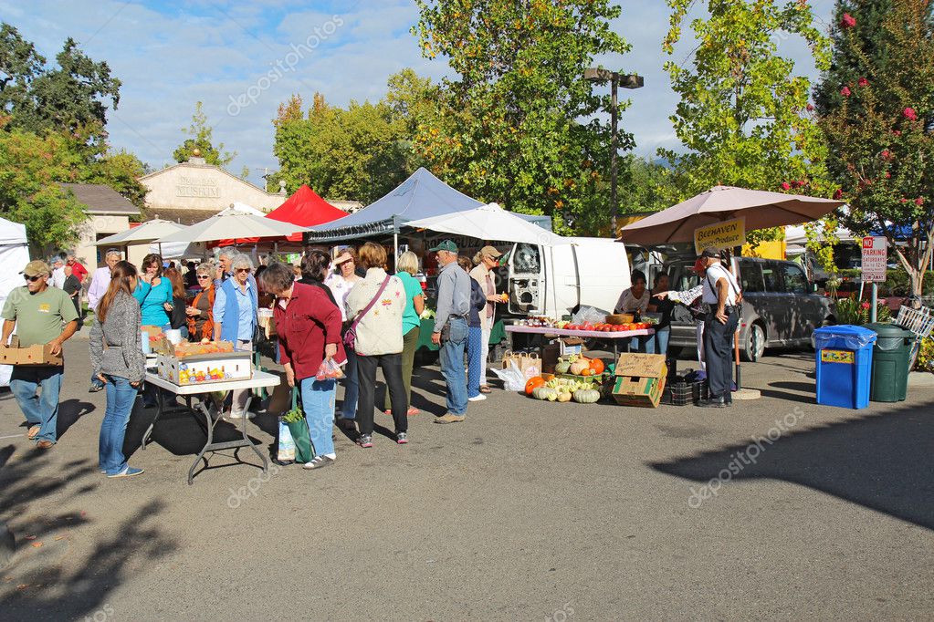 Buyers and vendors at the farmers market in Calistoga, Californi