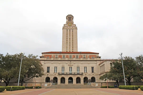 Главное здание Техасского университета в кампусе Остина — стоковое фото