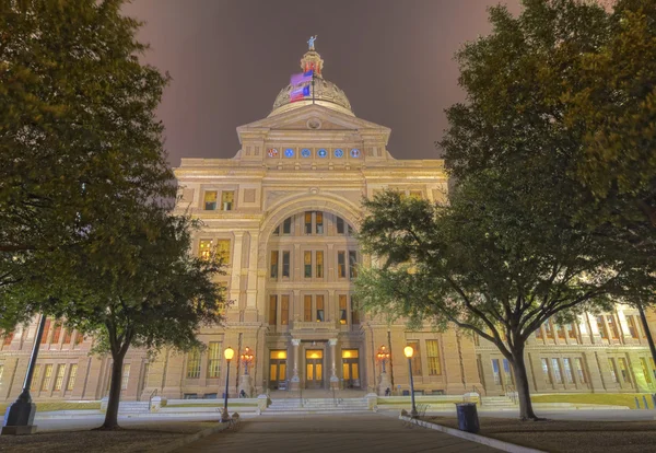 De voorste gevel van de texas capitol gebouw 's nachts — Stockfoto